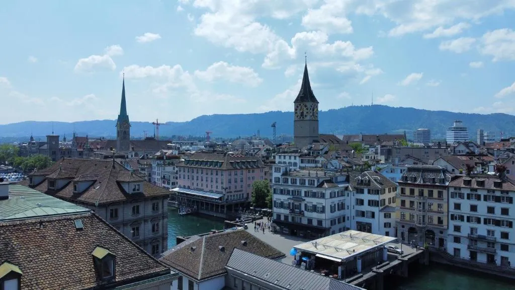 Blick über die Zürcher Altstadt mit St. Peter Kirche