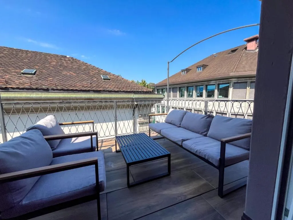 Loungemöbel auf der Dachterrasse des stattHotels über den Dächern Zürichs