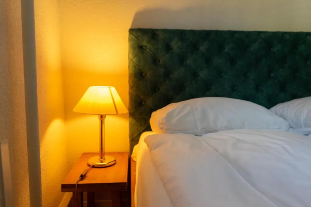 Basic double room at stattHotel Zurich with green velvet headboard