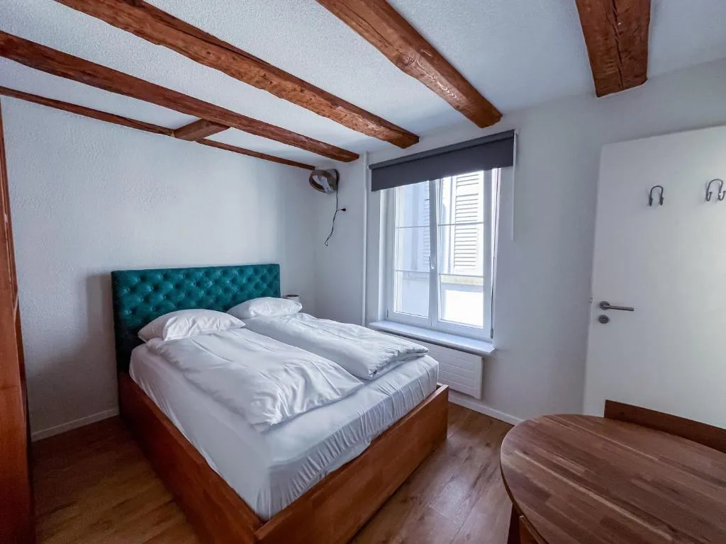 Double room with turquoise velvet headboard at stattHotel Zurich