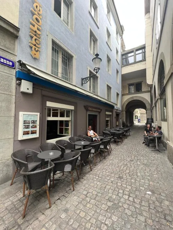 Eingang und Aussenbestuhlung des stattHotels an der Schneggengasse
